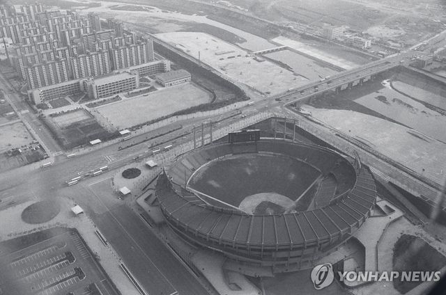 1983년 5월에 항공 촬영한 잠실야구장과 삼성동 일대