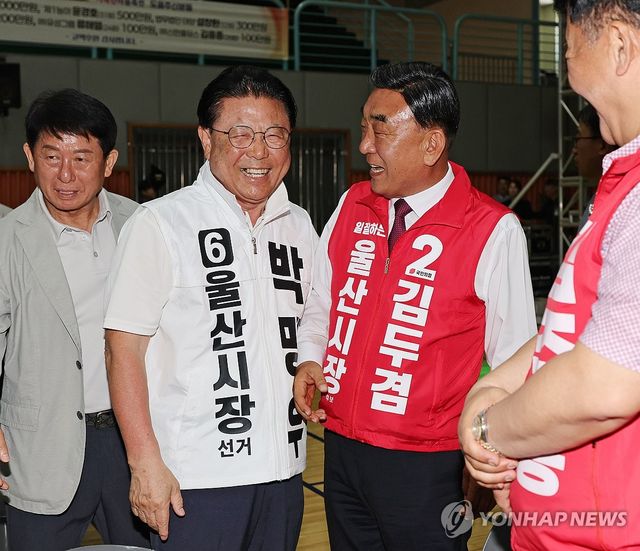 행사장에서 만난 박맹우·김두겸