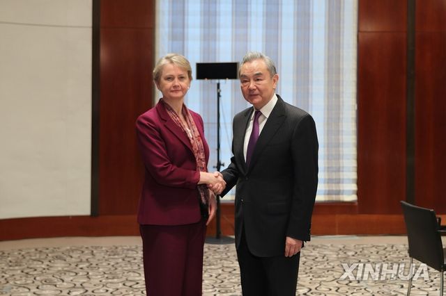 이베트 쿠퍼 영국 외무장관(좌), 왕이 중국 외교부장(우)