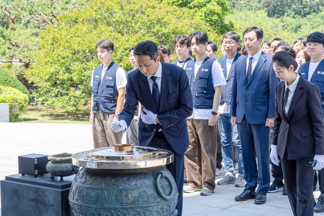 HD현대 정기선 회장, 임직원과 현충원 참배·묘역 정화활동 