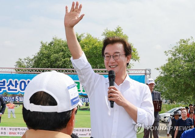 지지 호소하며 인사하는 전재수 후보