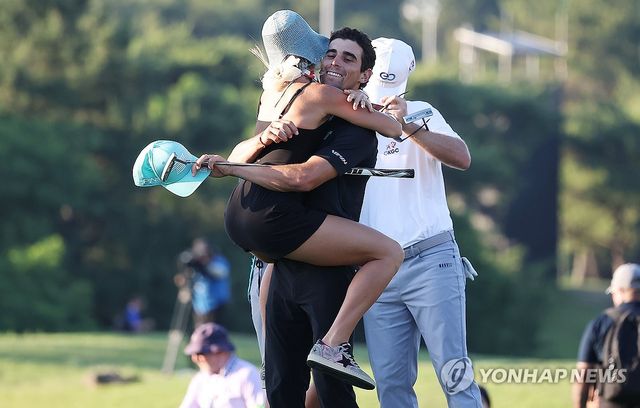 아내와 기뻐하는 호아킨 니만