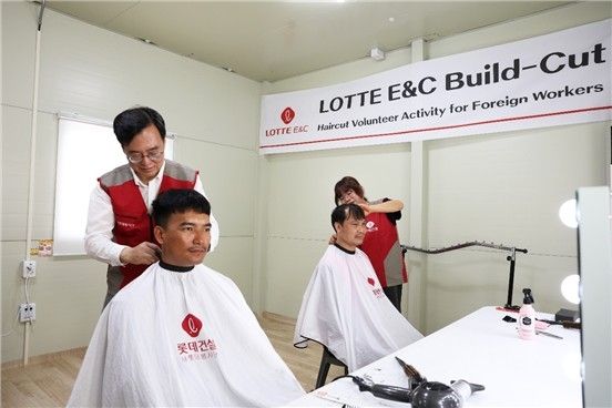 외국인 근로자에게 가운 둘러주는 오일근 롯데건설 대표