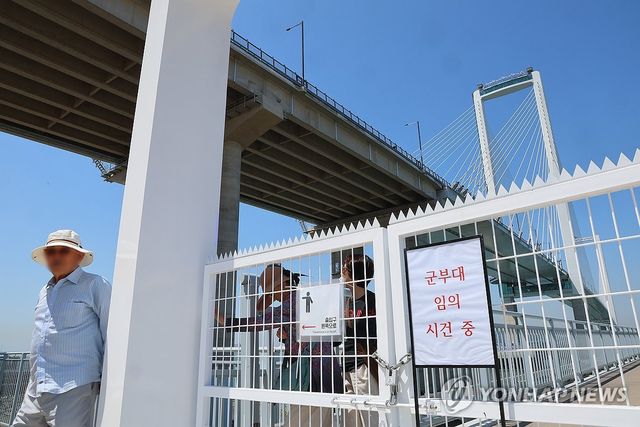 청라하늘대교 해상데크 출입문에 채워진 쇠사슬과 자물쇠