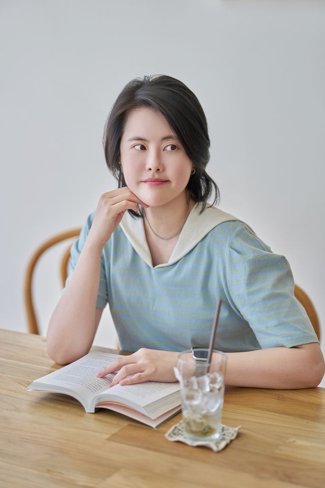 카카오웹툰에 '루나파크 일인용 우주'를 연재하는 루나 작가