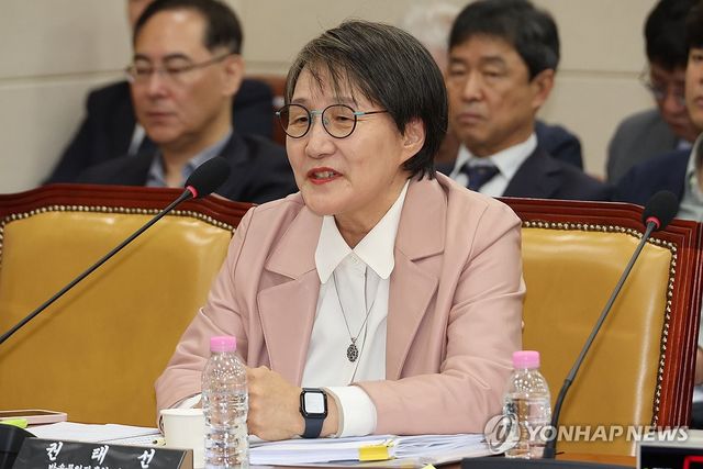 답변하는 권태선 방문진 이사장