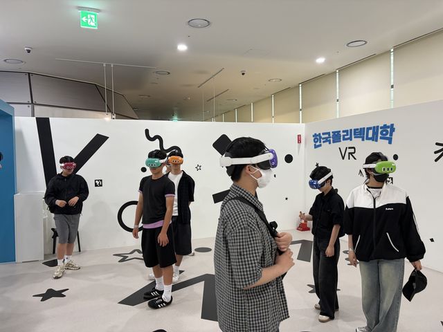 한국잡월드 미래직업관에서 몰입형 VR 체험 프로그램에 참여하고 있는 학생들