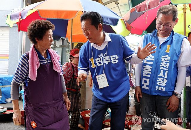웃장 상인과 대화하는 정청래 위원장