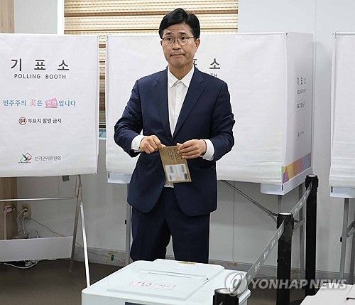 사전 투표하는 민주당 이원택 전북지사 후보