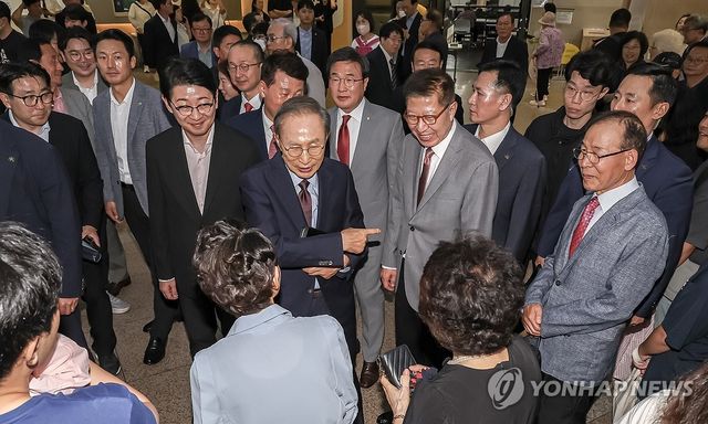 부산 찾은 이명박 전 대통령