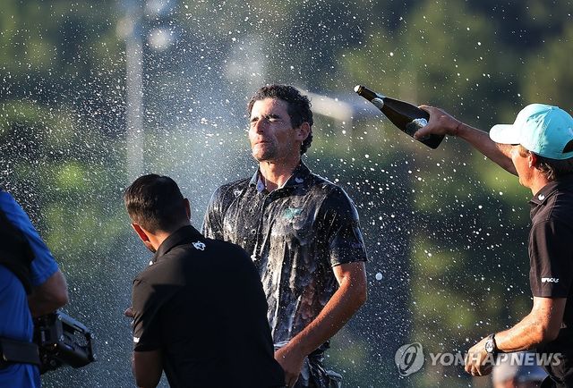 우승 축하받는 호아킨 니만