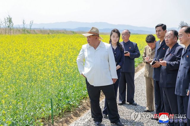 김정은, 신의주온실종합농장 시찰