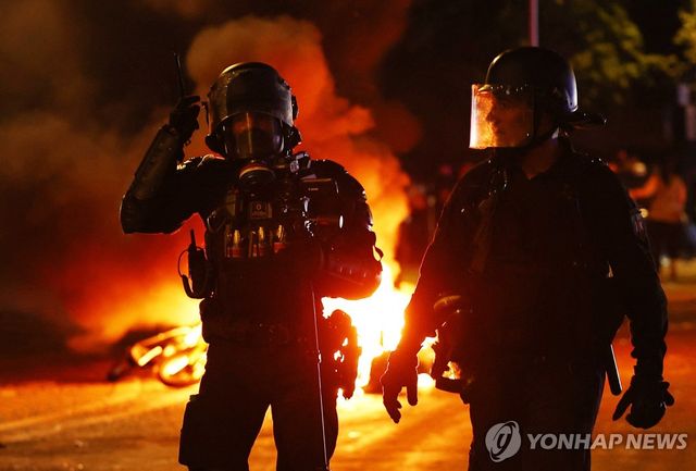 파리 거리에서 소요에 대응하는 경찰관들