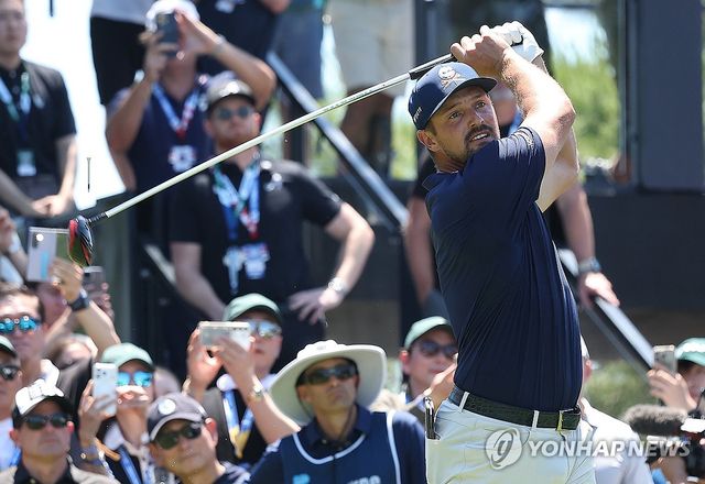 티샷하는 브라이슨 디섐보