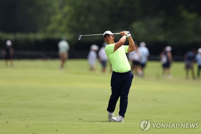 아이언샷을 날리는 김주형