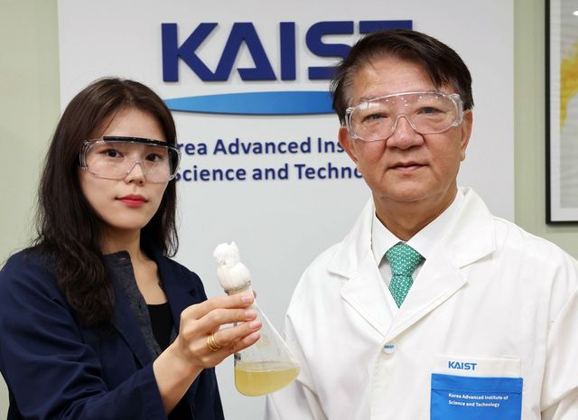 KAIST 생명화학공학과 이상엽 특훈교수(오른쪽)와 안다희 박사