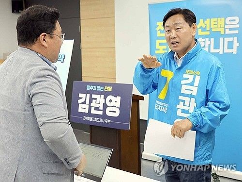 기자와 이야기하는 무소속 김관영 전북도지사 후보(오른쪽)