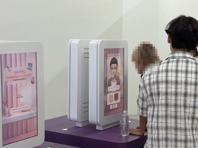 한국잡월드 미래직업관에서 디지털 메이크업 아티스트 체험에 참여하고 있는 학생들
