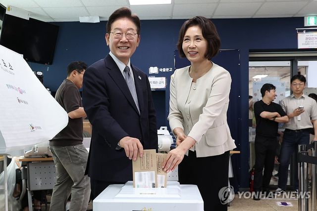 소중한 한 표 행사하는 이재명 대통령 부부