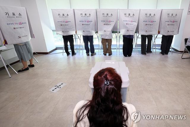 빈곳 없는 기표소. 이 사진은 기사와 직접 관련이 없습니다. 
