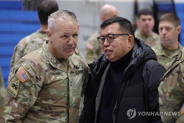 대화하는 롬바르도 소장과 전인범 예비역 중장