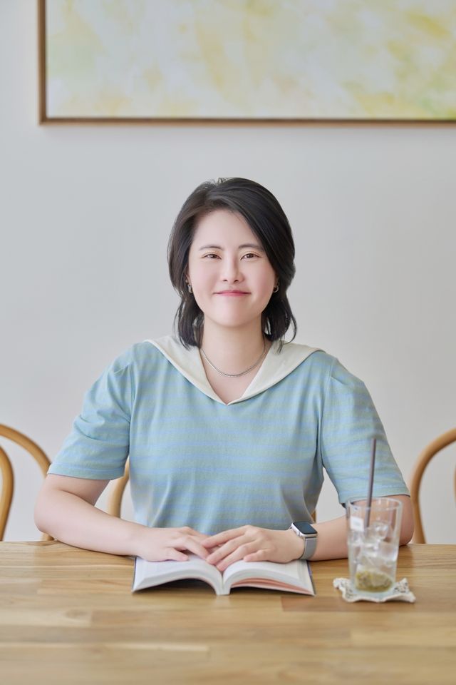 카카오웹툰에 '루나파크 일인용 우주'를 연재하는 루나 작가
