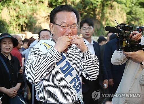 새벽시장서 과일 맛보는 김부겸