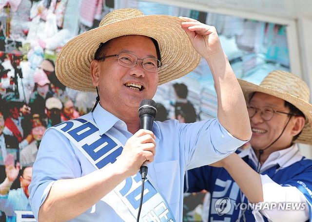 서문시장서 지지 호소하는 김부겸