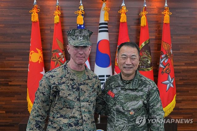 주일석 해병대사령관과 에릭 스미스 미 해병대사령관