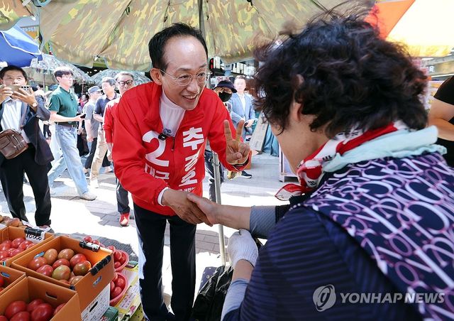 서남시장서 지지 호소하는 추경호
