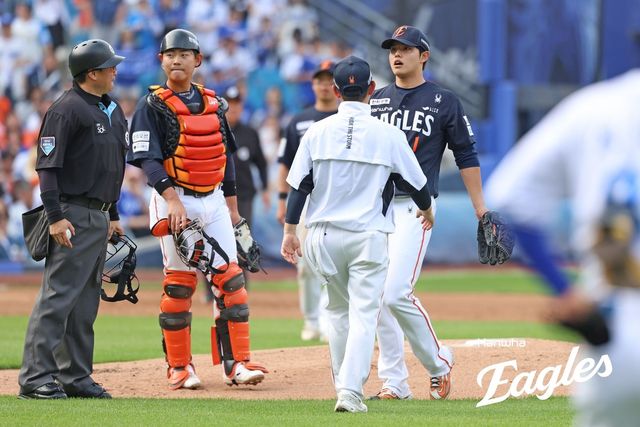 어깨 통증으로 자진 강판하는 문동주