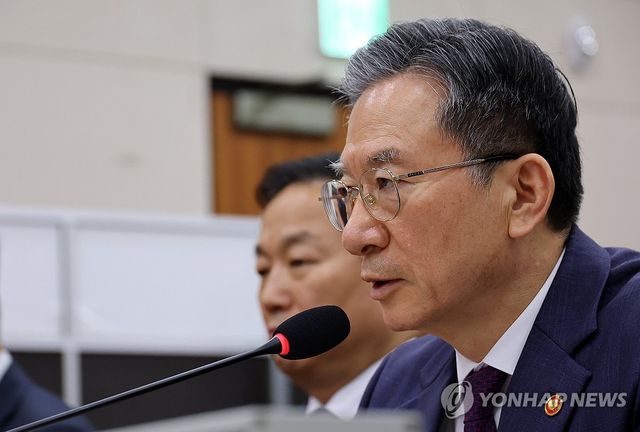 의원 질의 답하는 정성호 장관