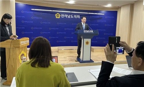기자회견하는 김영록 전남지사