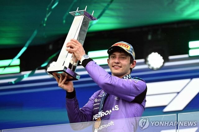 우승 트로피를 들고 기뻐하는 키미 안토넬리