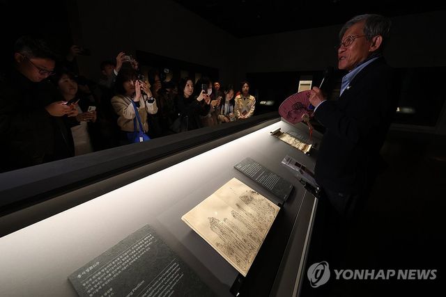 단원 김홍도 전시 설명하는 유홍준 관장