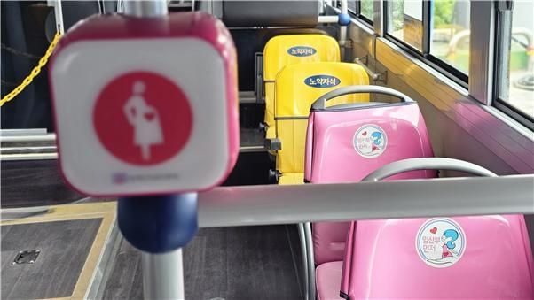 부산 시내버스에 설치된 핑크라이트
