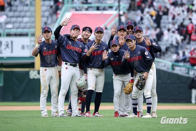 시즌 첫 4연승 후 포즈 취하는 롯데 선수들