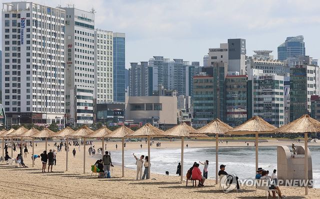 휴일 오전 한가로운 광안리해수욕장