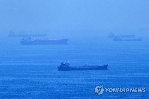 호르무즈 해협에 닻을 내리고 멈춰 있는 선박들