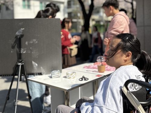 지난 4월 5일 양재천 일일 카페에 참석한 전온유양