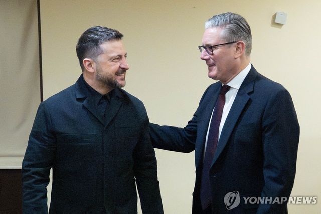 볼로디미르 젤렌스키 우크라이나 대통령(왼쪽)과 키어 스타머 영국 총리
