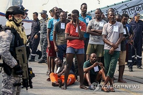 소말리아 해적 용의자들이 2024년 3월 23일 인도 뭄바이에 모여 있다. 인도 해군은 아라비아해에서 소말리아 해적 용의자 35명을 생포하는 작전을 마친 뒤 뭄바이에 도착했다. [EPA 연합뉴스 자료사진. 재판매 및 DB 금지]