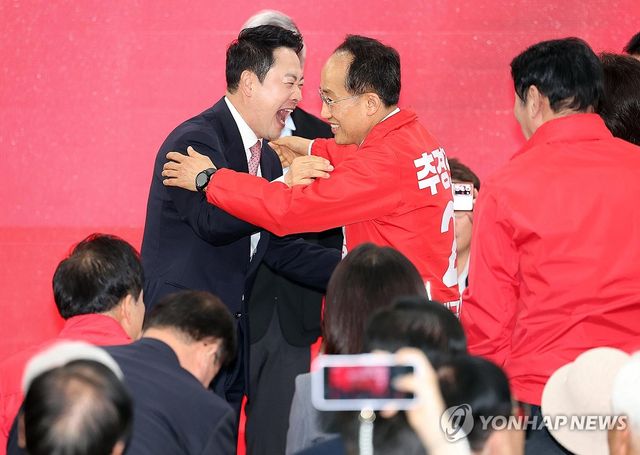 얼싸안는 추경호·장동혁