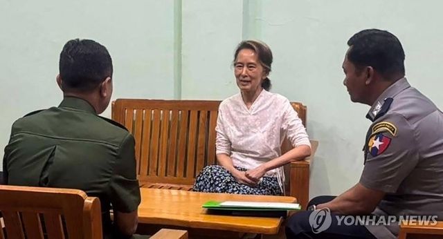 5년 만에 공개된 아웅산 수치 미얀마 국가고문의 모습