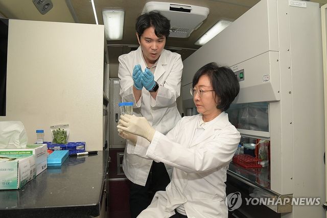 식중독균 검사 현장 찾은 오유경 식품의약품안전처장