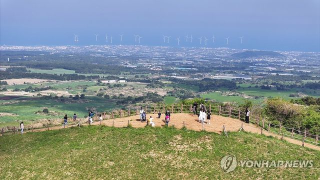 봄날의 오름 산책