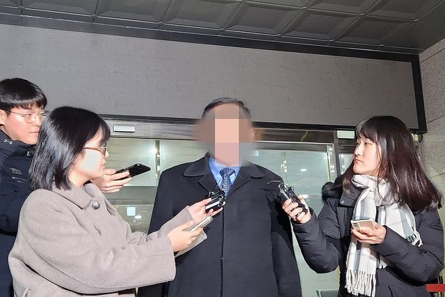 지난 2월 경찰 조사 후 취재진 질문 받는 양모 전 서울시의장