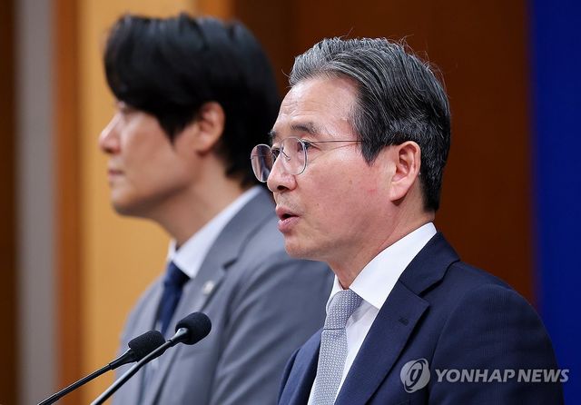 브리핑하는 김용범 정책실장