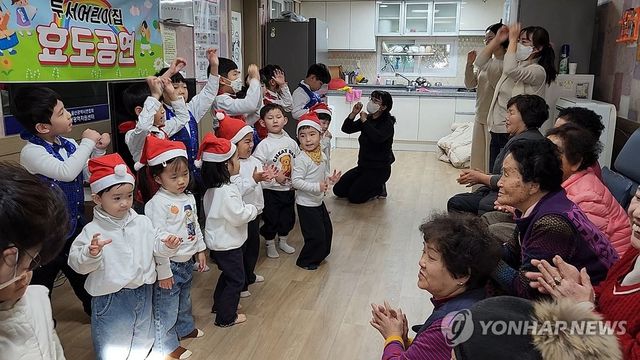 울주군 지역 어린이집 아동들, 경로당서 효도 공연