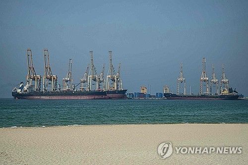 아랍에미리트 코르파칸 항구 인근의 선박